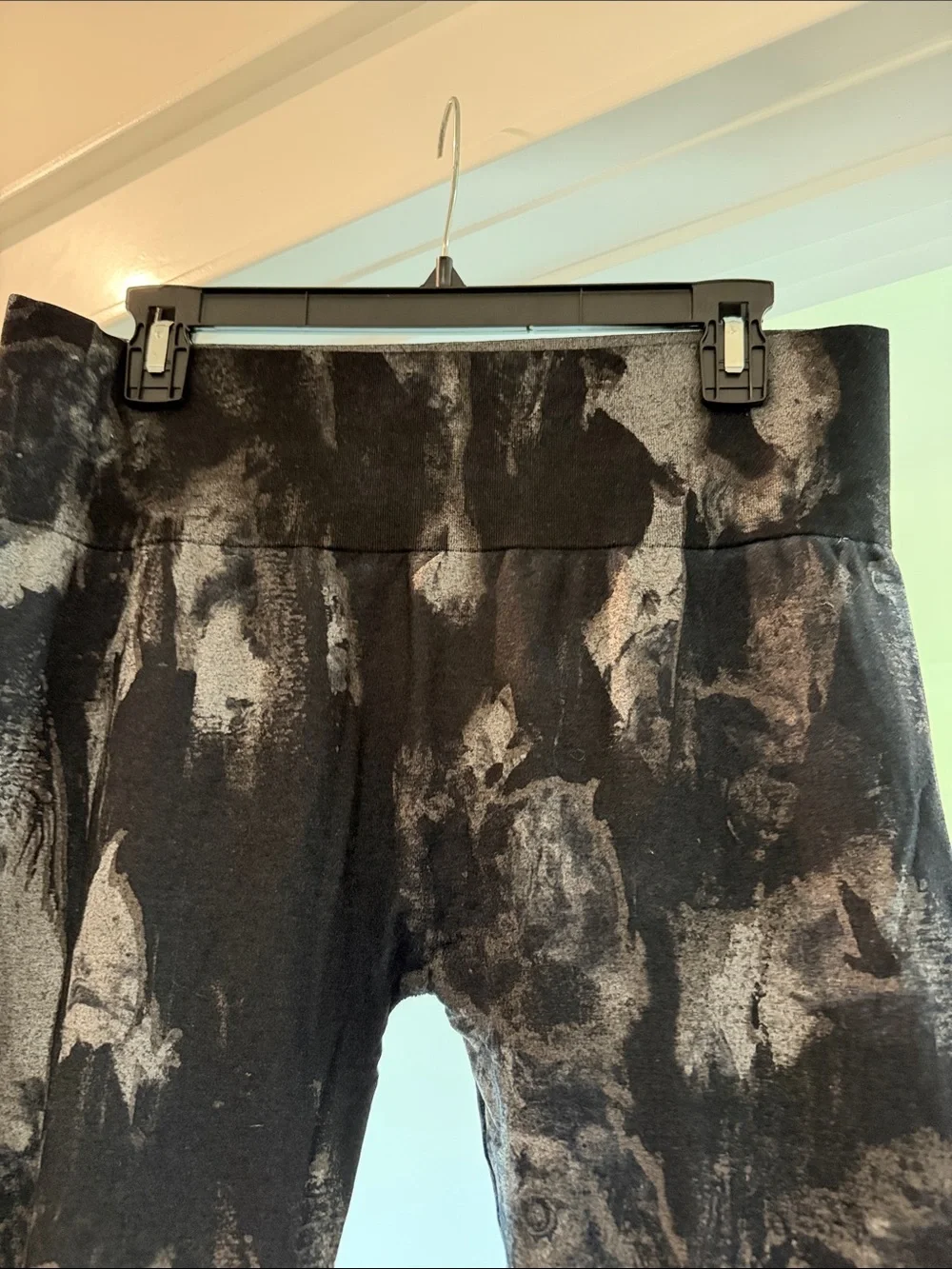 Abstract Print Active Capri Leggings - Black and Gray